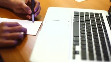 Kız aşk kağıda yazı