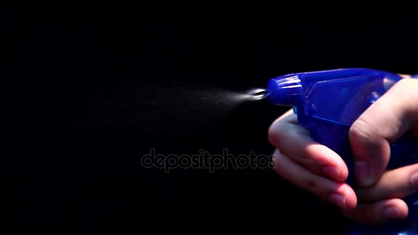 Eine Person Handpumpe Sprayer auf schwarzem Hintergrund mit Zeitlupe — Stockvideo