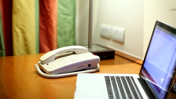 Telefone Branco Tocando no quarto — Vídeo de Stock