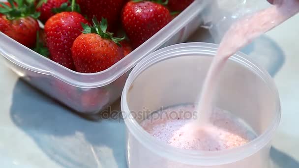 草莓蘸盐和胡椒 — 图库视频影像