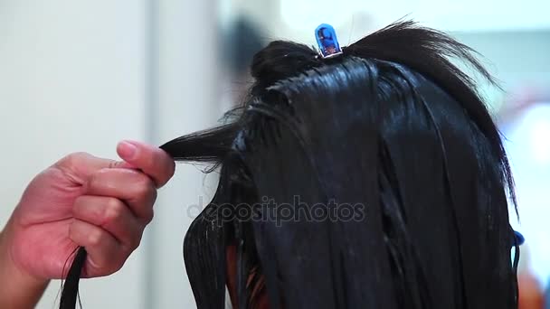 Friseur benutzte Haare gerade auf Frauenkopf — Stockvideo