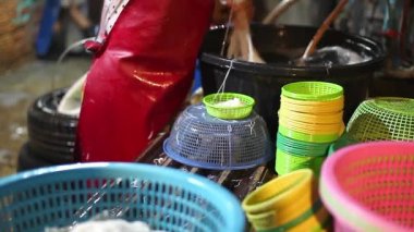 Kadın işçi düzenlenmesi pirinç şehriye sepet içine elini hazırlamak satmak için