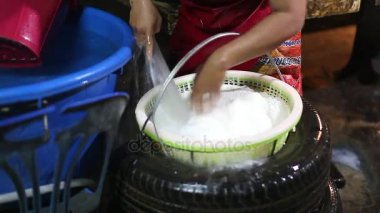 Pirinç şehriye sepet içinde soğutma işçisi kadın