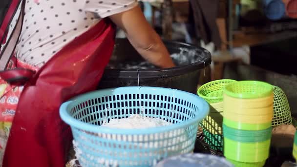 Mão Mulher Trabalhadora Organizar Arroz Vermicelli Cesta Prepare Para Vender — Vídeo de Stock