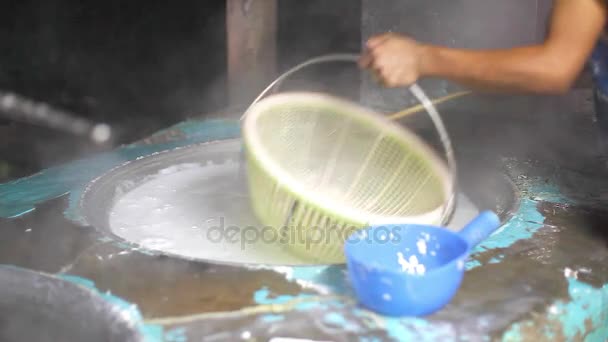 Close Van Rijst Vermicelli Koken Staal Bekken — Stockvideo