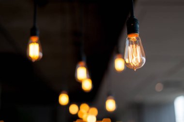 Bokeh çok parlak lambaların tavana asmak