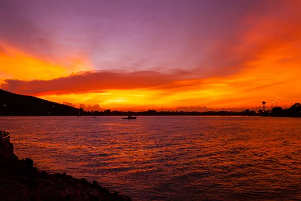 Hermosa puesta de sol naranja en el mar — Foto de Stock