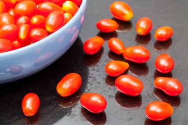 Mavi kase ile taze tecavüz kiraz domates