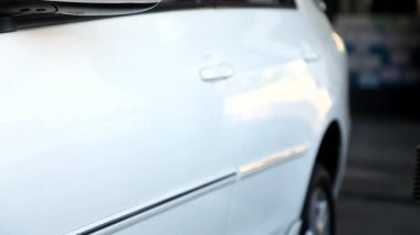 Beyaz araba kaldırma araba Asansör garaja onarım hazırlanın