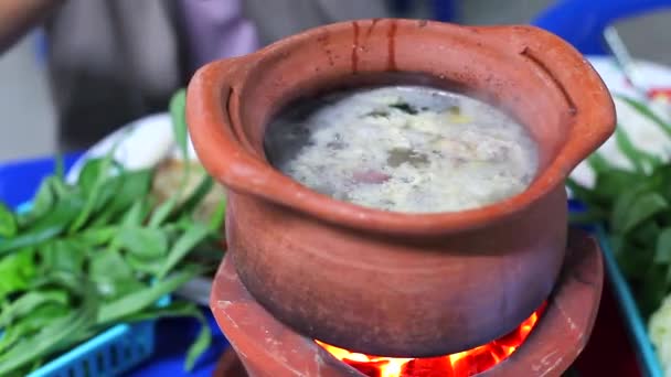 Meisje Vullen Plantaardige Klei Pot Thaise Hot Pot Street Food — Stockvideo