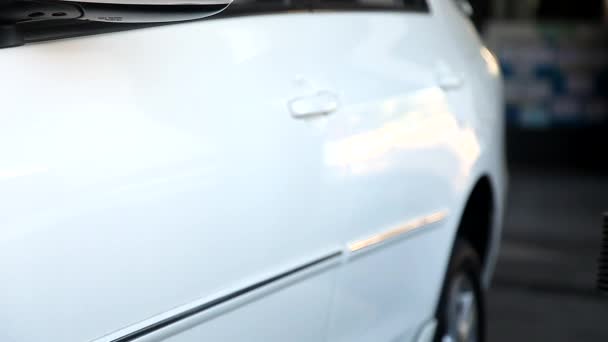 Автомобільний Підйомний Білий Автомобіль Підготуватися Ремонту Гаражі — стокове відео