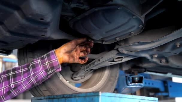 Auto Mecânica Drenagem Óleo Velho Debaixo Elevador Carro Garagem — Vídeo de Stock