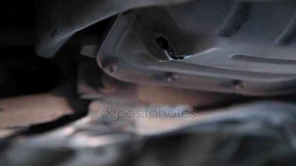 Auto Μηχανικός Αποστράγγιση Λαδιών Κάτω Από Τον Ανελκυστήρα Αυτοκινήτων Στο — Αρχείο Βίντεο