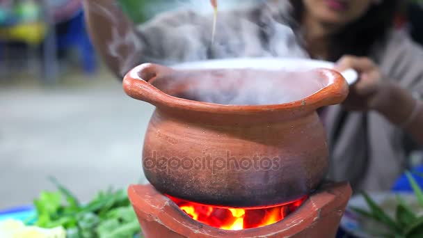 Ragazza Riempire Maiale Carne Vaso Argilla Fare Thai Hot Pot — Video Stock