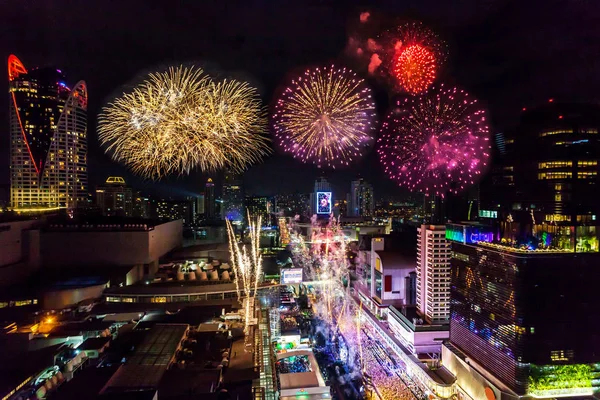 缤纷烟花新年庆典在曼谷城市景观 图库照片