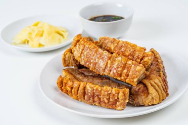 Kızarmış çıtır çıtır domuz eti, Tayland yemeği ve Çin yemeği soslu ve zencefilli..