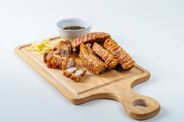 Kızarmış çıtır çıtır domuz eti, Tayland usulü Tayland usulü Çin yemeği, soslu ve zencefilli..