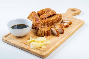 Kızarmış çıtır çıtır domuz eti, Tayland usulü Tayland usulü Çin yemeği, soslu ve zencefilli..