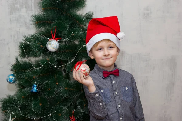 Маленький хлопчик позують з аксесуари Xmas перед Xmas дерево — стокове фото