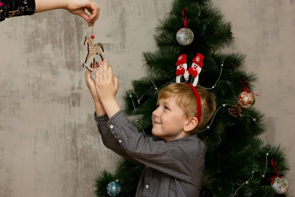 Маленький хлопчик позують з аксесуари Xmas перед Xmas дерево — стокове фото