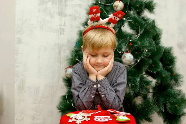 圣诞节前圣诞树上摆着圣诞饰品的小男孩 — 图库照片
