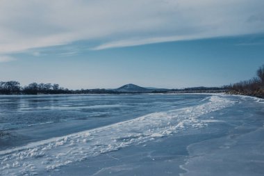 donmuş nehir kış ve mountainview Uzak Doğu