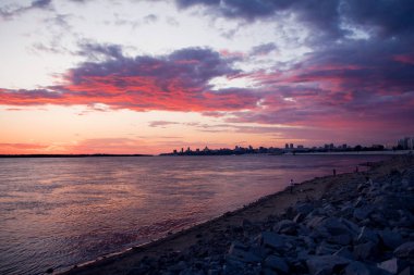 gün batımı sırasında bir şehir manzaralı