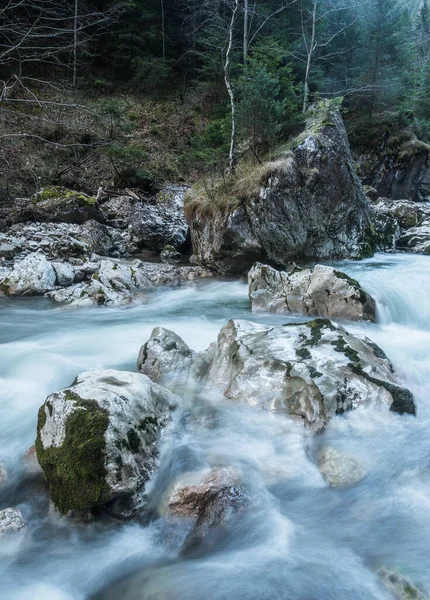 Fiume Che Scorre Con Cascata Rocce — Foto Stock