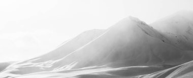 Dağın arka planında beyaz kar