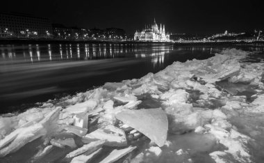 Budapeşte parlamentosu gece buzlu siyah beyaz