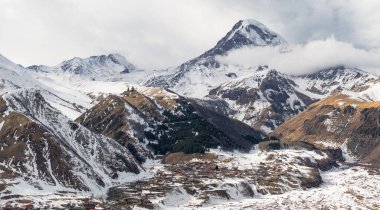 Arka planda güzel dağ manzarası