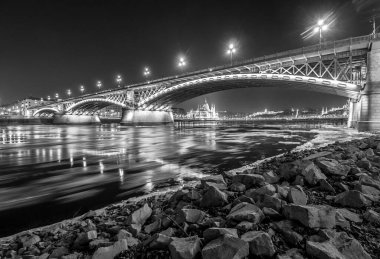 Budapeşte 'de gece vakti parlamentoyla birlikte siyah beyaz bir köprü.
