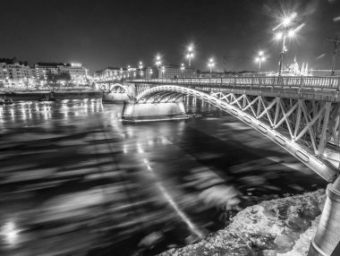Budapeşte 'de gece vakti parlamentoyla birlikte siyah beyaz bir köprü.