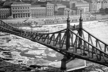 Budapeşte 'de gece vakti parlamentoyla birlikte siyah beyaz bir köprü.