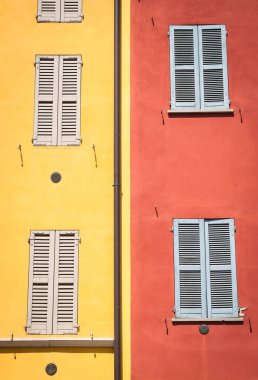 Pencereler sarı ve dişi kaplamalı.