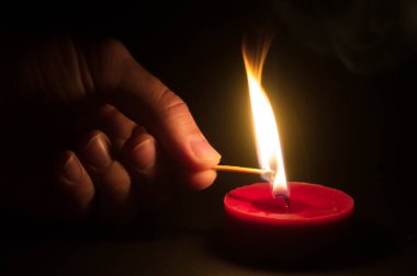 Arka planda güzel bir mum ve el, kapat.