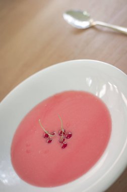 Ahşap masada pembe meyve çorbası