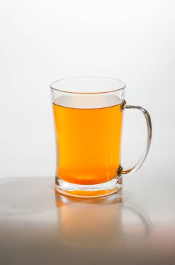 Siyah arka planda bir bardak çay.