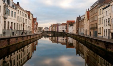 Bruges 'de binaları olan şehir kanalı manzarası