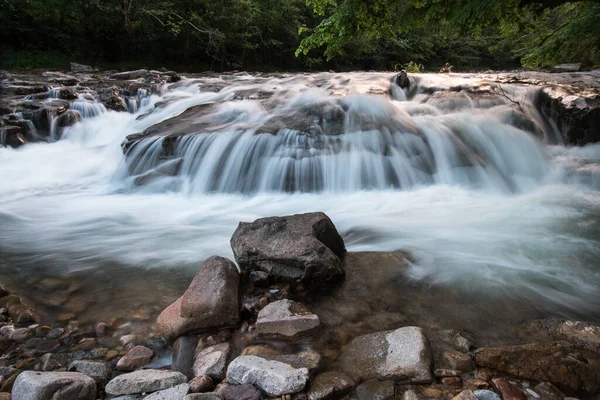 Fiume Che Scorre Con Cascata Rocce — Foto Stock