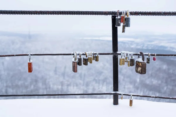 Hängande Hänglås Vintern Landskap — Stockfoto