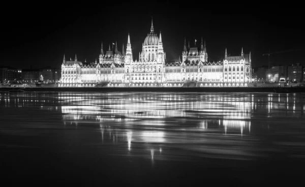 Budapest Parlament Éjszaka Fekete Fehérben Jéggel — Stock Fotó