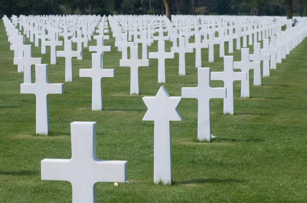 Fila Croci Con Cimitero Sullo Sfondo — Foto Stock