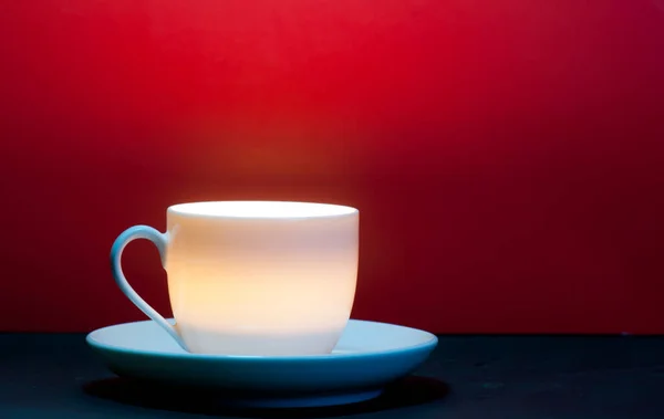 木製のテーブルの上の白いカップ — ストック写真