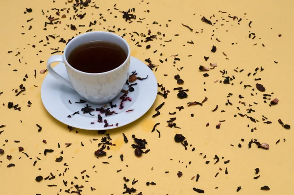 Tasse Tee Auf Dem Tisch Gelber Hintergrund — Stockfoto