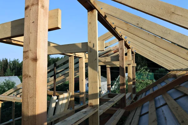 Монтаж деревянных балок при строительстве — стоковое фото