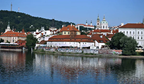 Karlův most přes Vltavu v Praze — Stock fotografie