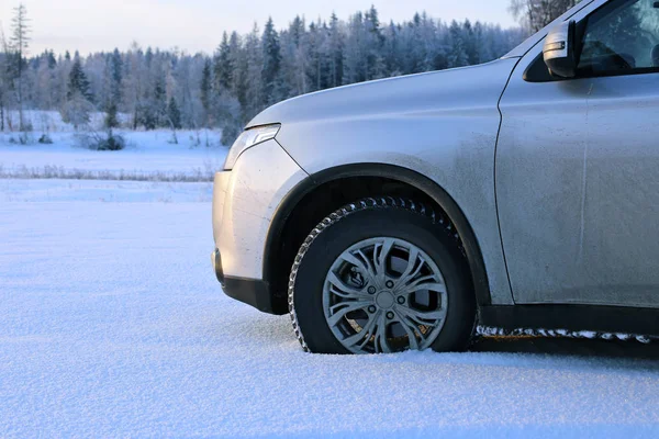 Moderne Frequenzweiche mit hoher Bodenfreiheit zum schneebedeckten Feld — Stockfoto