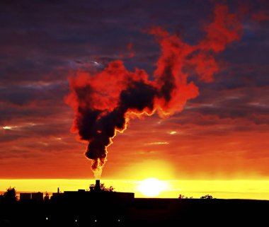 Gökyüzüne doğru yükselen duman