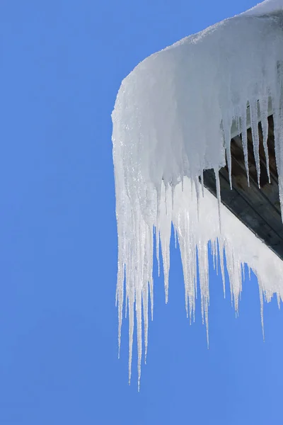 Icicles on the roof — Stock Photo, Image